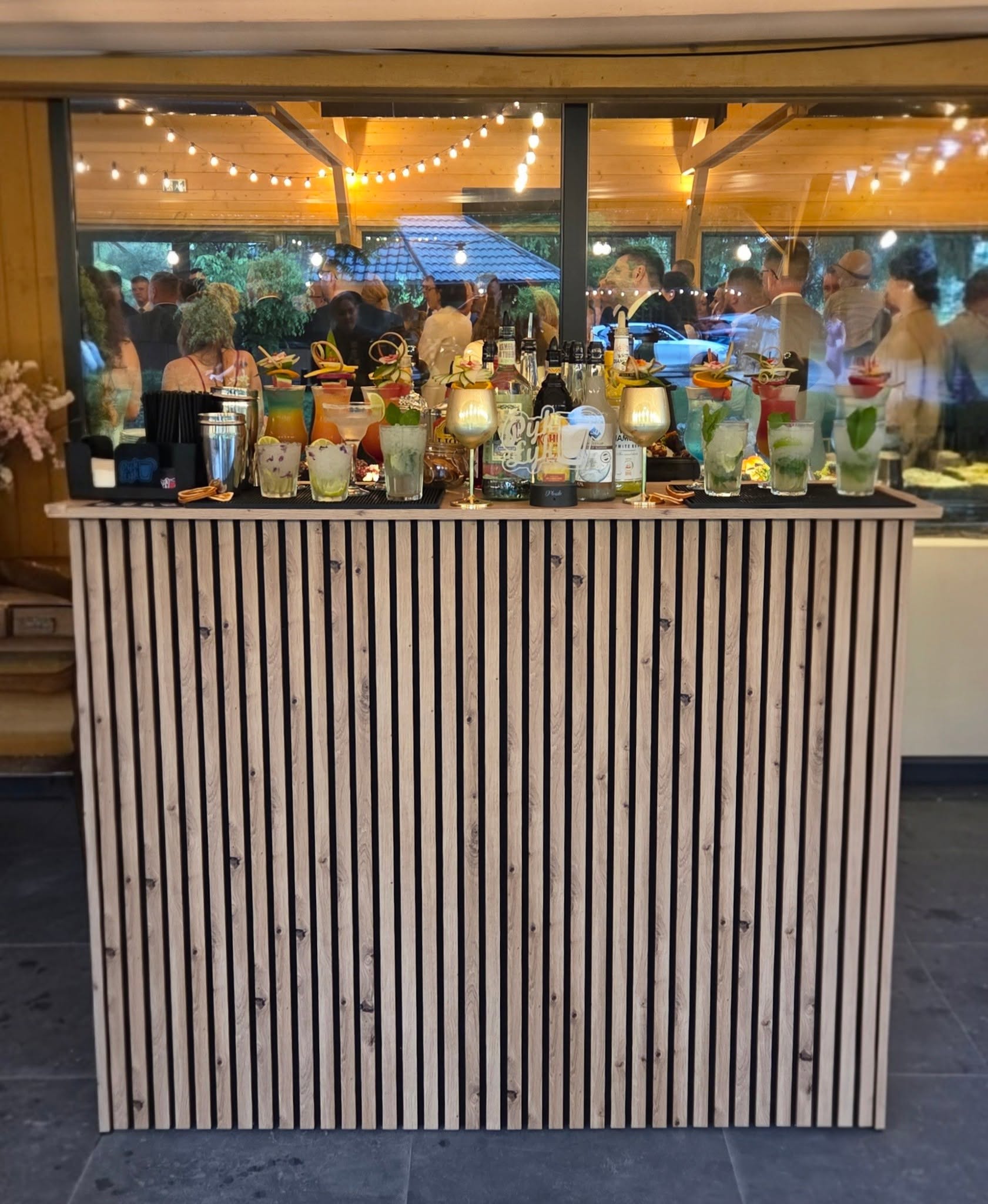 Stylowy drewniany mobilny bar na wesele Pyk Łyk