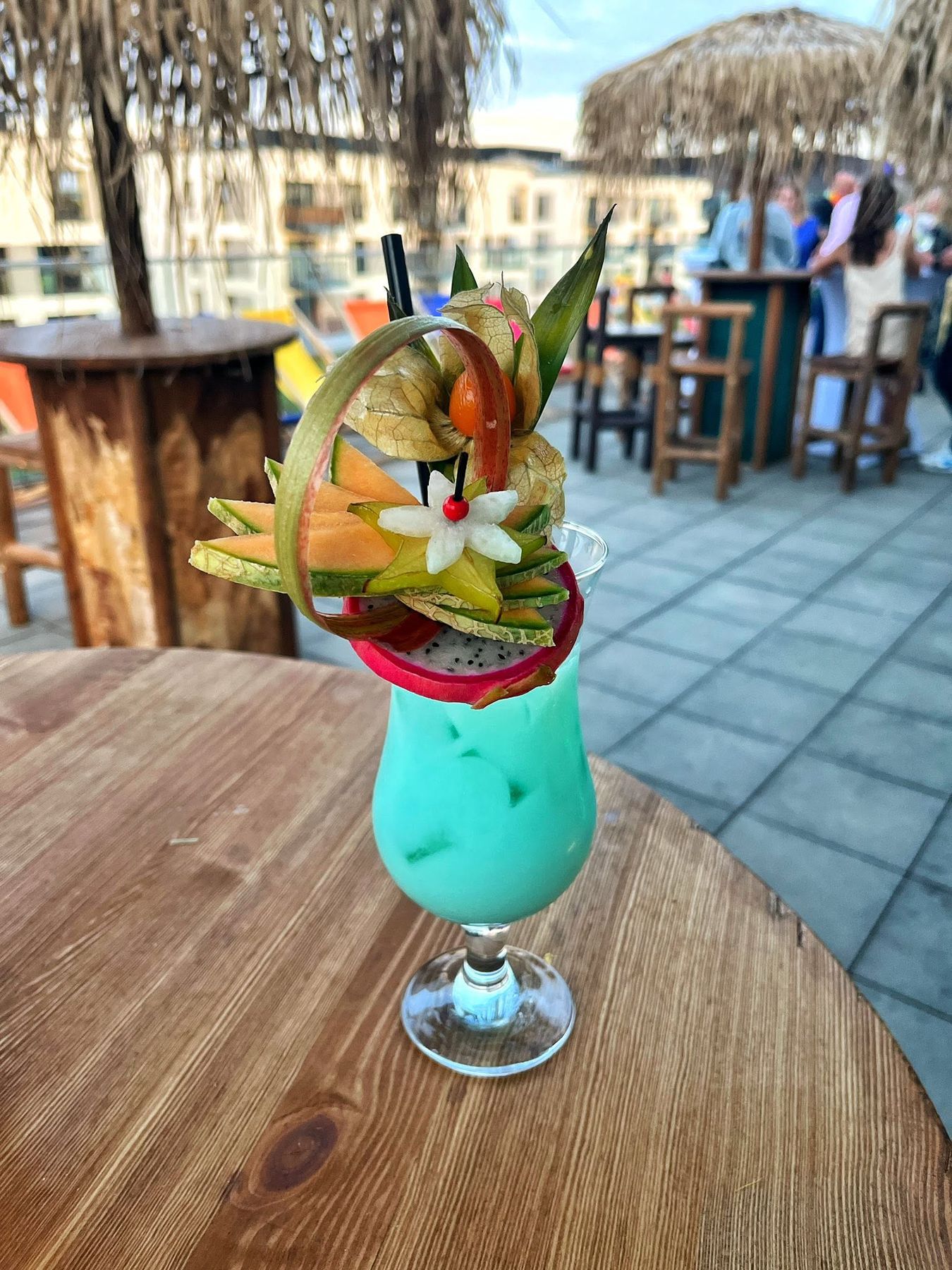 Barman na wesele i mobilny drink bar Pyk Łyk — drewniany bar na przyjęciu