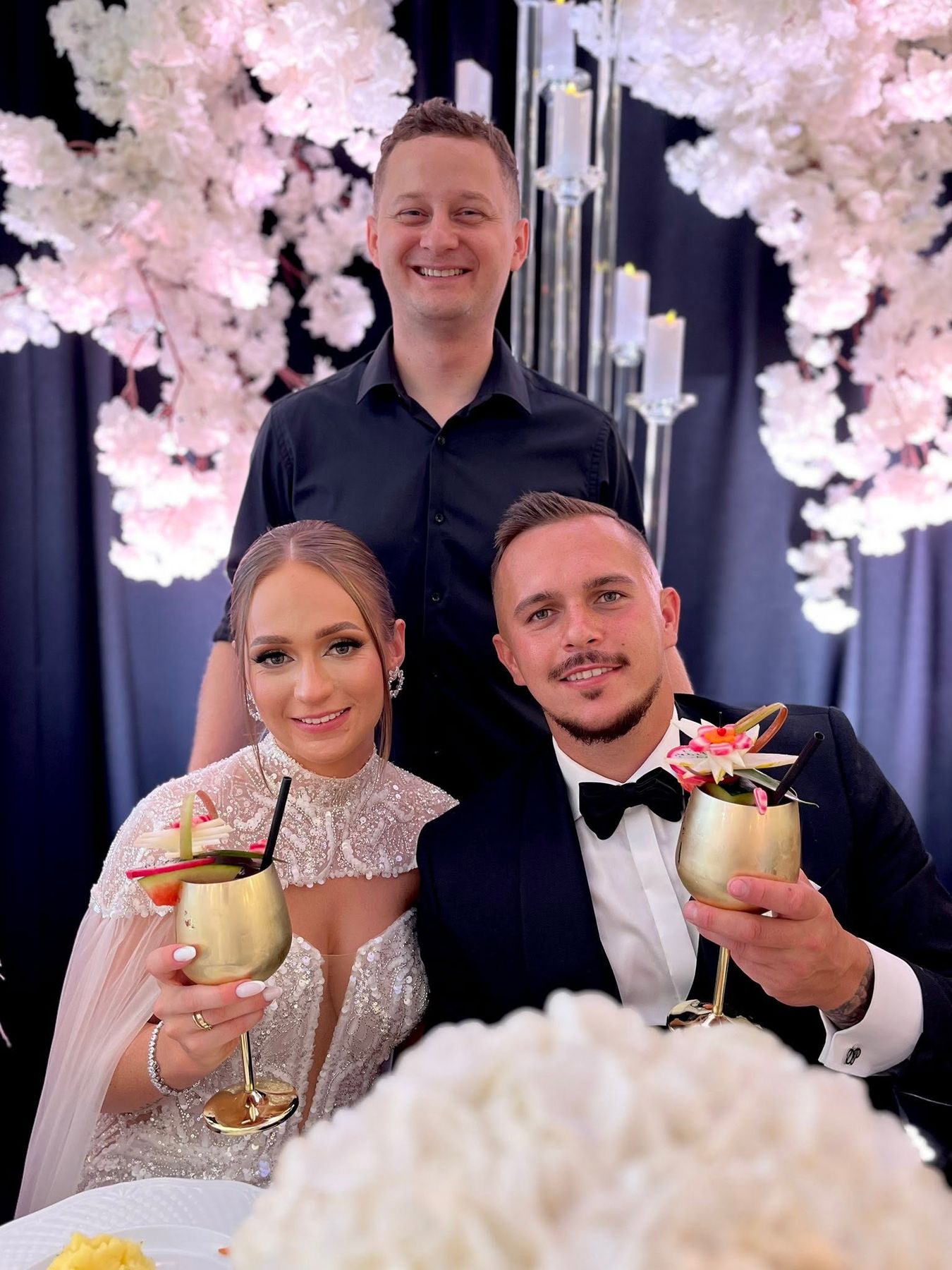 Para młoda przy mobilnym drink barze Pyk Łyk — barman na wesele